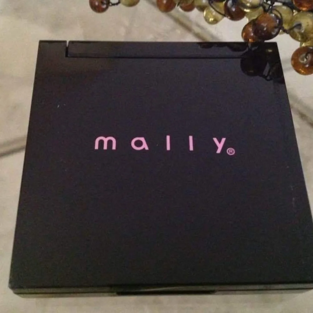 Mally Beauty Open Up! Eye Shadow Quad (Earth, Sand, Terracotta, and Sand) NEW
